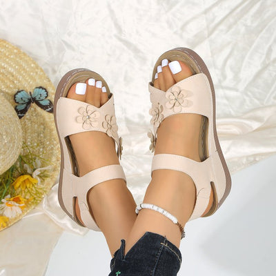 Csúszásgátló, lélegző szandál – talpívtámasztékkal, amely enyhíti a fájdalmat; puha, ütéscsillapító.