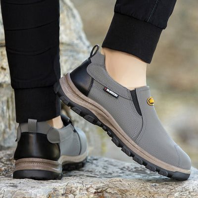 Kényelmes, szarvasbőrből készült ortopéd cipő – talptámasztékkal, fájdalomcsillapító, csúszásgátló és lengéscsillapító tulajdonságokkal.
